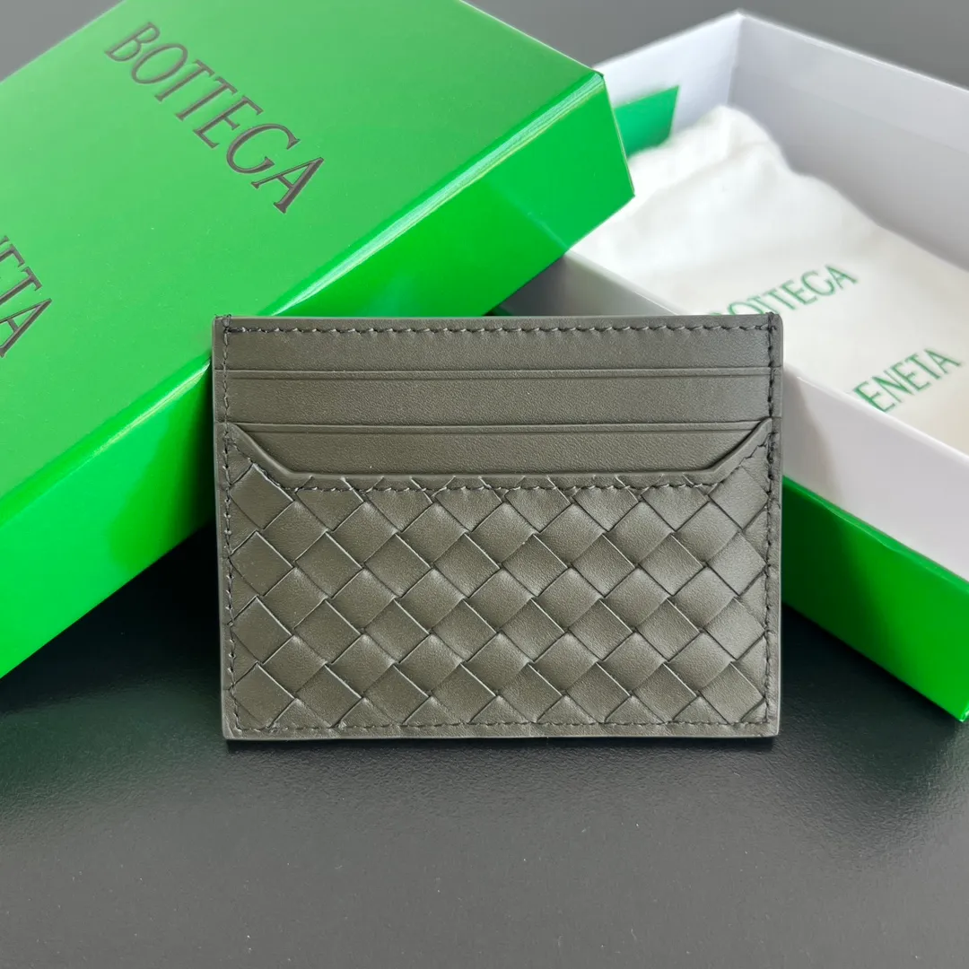 #BV New Small Woven Card Holder 817397 Simple and exquisite card holder. Small, light and easy to carry. Put it directly in your pocket or put it in a small bag. It is made of cowhide and feels soft to the touch. There are 6 card slots on both sides and the main card slot in the middle. It is enough for daily use. In the era of no cash, the card holder is more convenient and practical. The card holder that everyone needs. Size: 11x8x0.2 P400